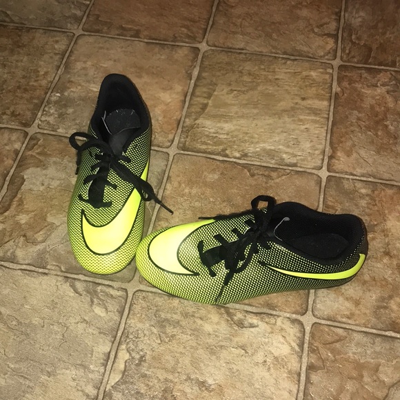 Nike soccer cleats - Picture 2 of 3